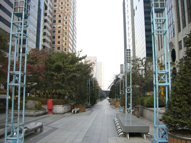 ヨイド公園を後にし、駅まで戻る途中にＣ氏が何か私に教えてくれようとしている。<br /><br />「なに？どうしたの？」っと聞くと<br />「ここ。写真の場所だよ」っと私がネットからプリントアウトした『がんばれ。クムスン』の写真を覚えていたらしい。<br /><br />その通り！<br />正にここは、クムスンとジェホがよくデートに使っていた場所です。<br /><br />一人だと通り過ぎていた。<br />よくできました◎<br />