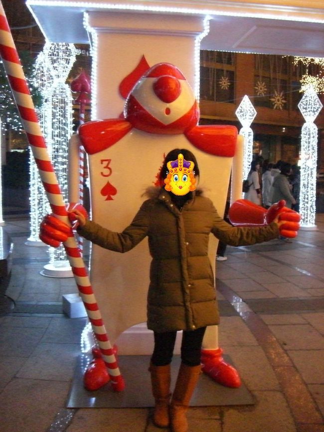 明洞へ戻りブラブラ<br /><br />屋台のお店もボツボツ閉店。<br />ホットックを捜し求めてロッテホテルの入口に到着。<br />イルミネーションがきれいだった。<br />Ｃ氏が「ここで写真撮れば」っとあんまりテンションのあがる撮影ポイントじゃなかったけど、１日付き合わせたので断れなかった。<br /><br />なんだかんだ１日行き詰ることなく日韓交流成功！