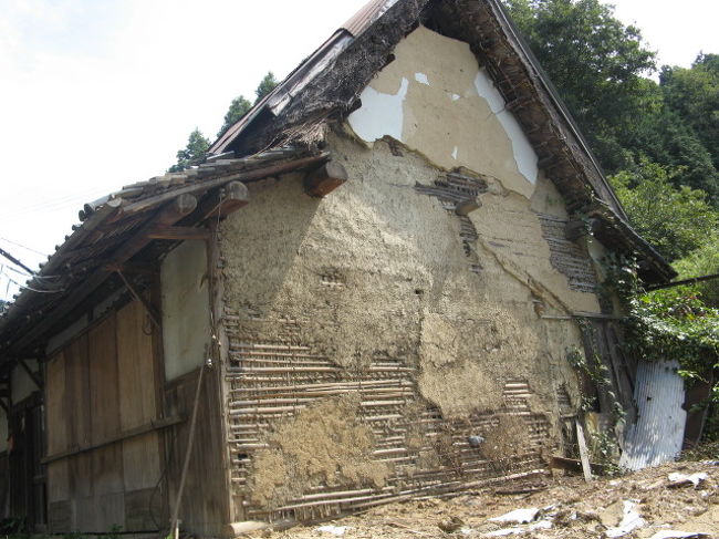 飛鳥の東「岡寺」までの道のりは遠く、最後は上り坂です。途中に崩れかけた家屋が。。。昔の土壁作りの様子がわかりますね！