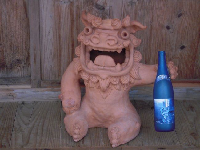 お酒を持ったシーサー