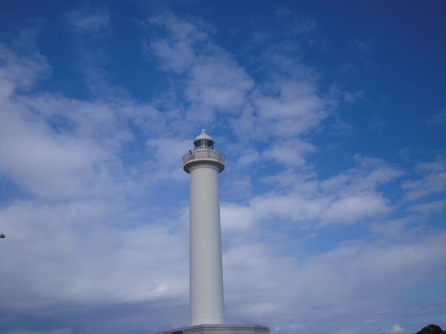 次は残波岬へ移動。<br />残波岬燈台の展望台へは階段で登ります。<br />かなりの階段数がありますので覚悟して登ってください。<br />もう疲れた〜って頃に「ここで半分」って書かれた<br />疲れを増長させる張り紙が出てきます^_^;