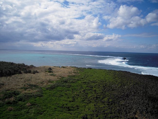 残波岬燈台からの眺め<br /><br />おぉーっすごーーいっ！！<br />と、声をあげてしまうほどの絶景でしたが、<br />風が強くあおられてとても怖かったので早々退散。<br />