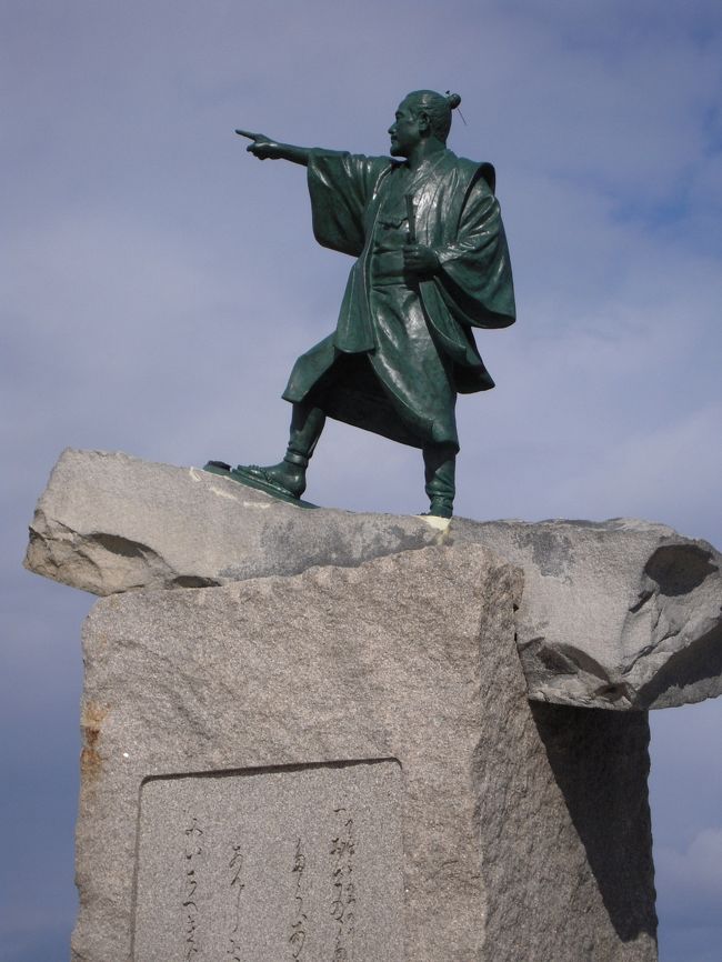 去年の11月に出来たという、できたてほやほやの銅像。