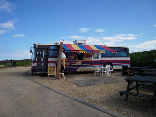 残波岬入口にいるパスのお店。<br />アイスなど売ってます。
