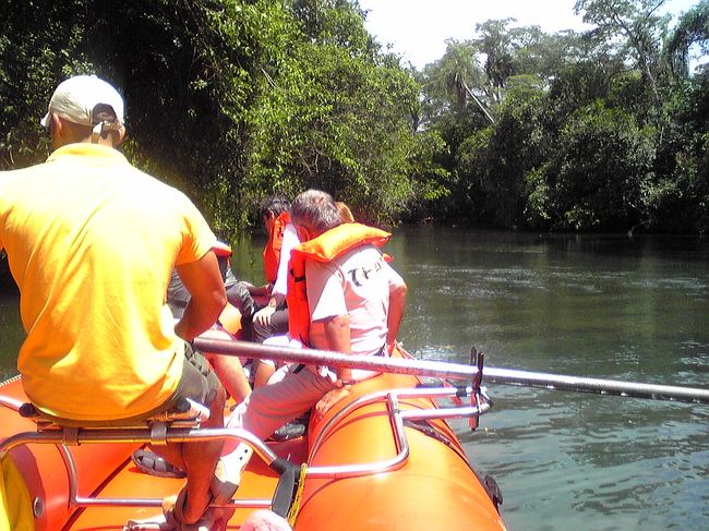 アルゼンチン側でツアー参加しようと思っていたので、駅の近くまで戻るとインフォメーションで申し込み。<br />時間的にいけそうだったので、滝に突っ込むボートツアー（これは絶対外せない）のほかに、のんびりゴムボートで川をのんびり行くものと、車で園内を巡るものと、全部のツアーがセットになったものにしてみた。<br /><br />ゴムボートに乗り込んで。<br />