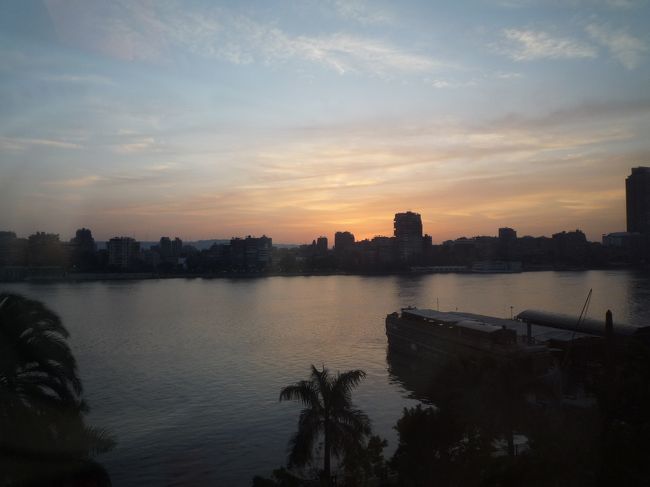 カイロへまず到着したその日は、カイロ博物館へ。こちらの写真は、ホテルのすぐ脇を流れるナイル河の夜明け。