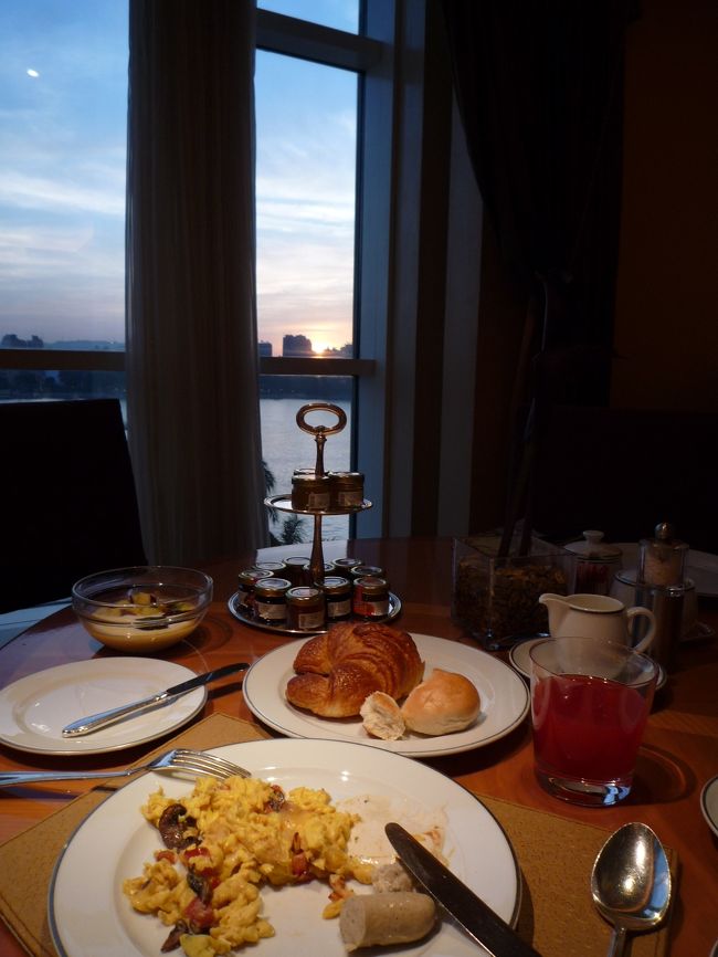 カイロのホテルは、Four Seasons Hotel Cairo at The First Residenceにしました。カイロには、フォーシーズンズは2つあるのですが、地元のタクシーの運転手さんには、この長ったらしい名前を言っても通じず、Four Seasons Gizaという名称で覚えられているようです。ギザと呼ぶほどピラミッドが近いわけでなく、部屋からもピラミッドが見えることがあるとフロントの方から説明もありましたが、実際には、まったくピラミッドの姿を見ることはできませんでした。