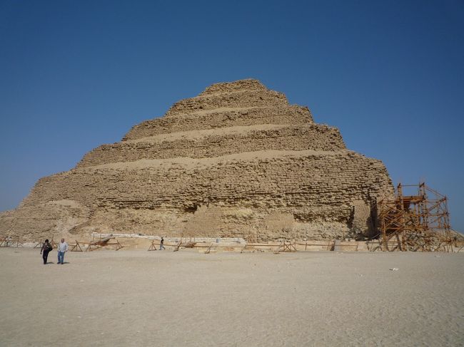 サッカラの階段ピラミッドです。ギザのピラミッドに比べて、ひとつひとつのブロックがかなり小さいとの事。