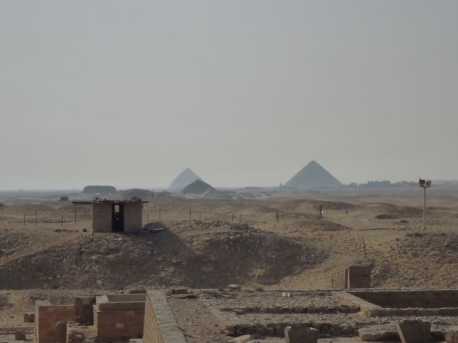 遠くに、ダハシュールの屈折ピラミッドも眺めることができます。<br />観光スポットには、必ず絵葉書を売る人やラクダに乗らないかと声をかけてくる人たち（時には子供）がいます。曖昧に対応していると、かなりしぶとくセールストークをするので、その気がないのであれば「ラーシュクラン（no thank you)」と言って断った方が良いです。