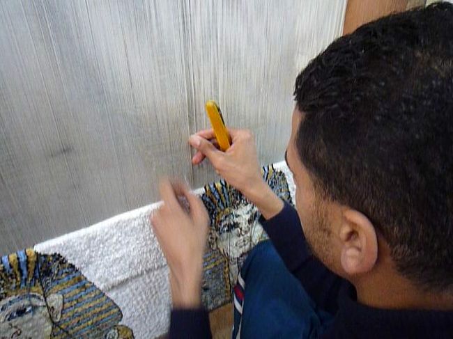 街中に公衆トイレはありません。<br />よって、トイレ休憩をする場所として、サッカラの絨毯学校へ立ち寄ります。ここは、10代の子供たちがウールやシルクの絨毯を織る技術を学ぶための学校で、販売拠点も兼ねているので、トイレを利用した後に、少々のセールスが行われます。（すみません、何も買いませんでしたが・・・）