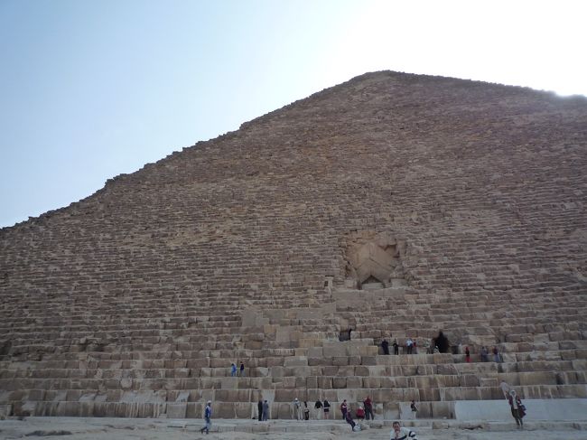 まずピラミッドに近づくと、50mほど手前でエジプト人のおじさんに「チケット」と言われました。こんな処でピラミッド内部に入るチケットを要求される訳がない、と思って無視をしましたが、それで正解でした。もし、そこでチケットを渡していたら、それを奪われて、頼んでもいないピラミッドの説明をされてチップを請求されていたかもしれません。<br />内部は思ったよりも混雑していなく、においや埃っぽさも感じられませんでした。夏はとにかく熱気でにおい等が気になるとのことだったので、マスクも用意して行きましたが、この時期は利用せずに済みました。<br />ちなみに、内部へ入る際は、ピラミッド入口の警備員さんにカメラを自己申告で預けなければいけません。一瞬、ちゃんと自分のデジカメが正しく返却されるのか、不安に思いましたが大丈夫でした。