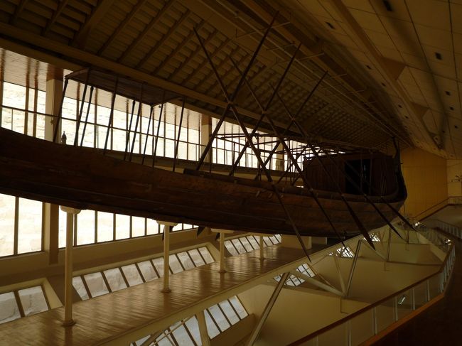 その後、太陽の船を見るためにピラミッドのすぐ脇にある建物へ。ガイドさんが、全て入場チケットを買ってきてくれます。