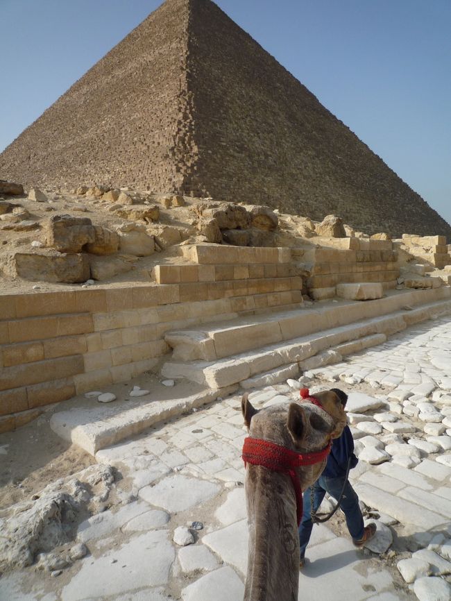 ラクダに乗る費用の交渉も、ガイドさんがやってくれます。確かshort ride（短距離、5分ほどで、自分のデジカメを使って写真を4枚とってくれます）で一人1000円くらいでした。一度ラクダに乗ると、いろいろ他の費用を請求されて、それを拒否するとおろしてくれない、という悪質なケースもあるようですのですが、地元のガイドさんが交渉してくれるので便利ですし、余計なサービスも提供されることはありませんでした。