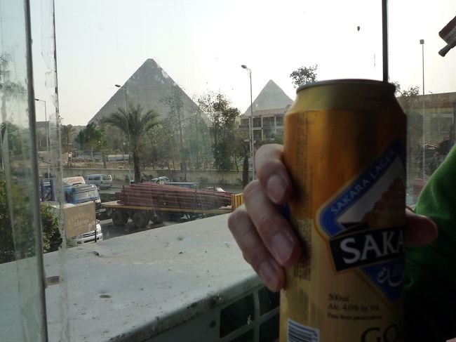 ようやくお昼です。御飯代はツアー料金に含まれていなく、別払いでした。なんと、エジプト人のお昼時間は、通常3-4時らしいです。当然、夕飯も遅くなり22-23時くらいみたいです。信じられません。。。<br />エジプト料理は、基本的に揚げ物が多く、個人的には美味しいと思うものではありませんでした。