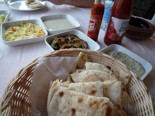 豆やナスのペーストなどを、パンにつけたり、挟んだりして食べます。