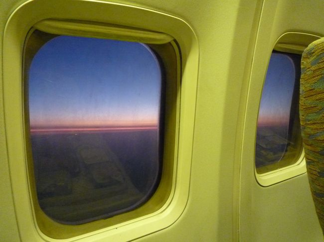 翌日からは、国内線をインターネット（エジプト航空の英語版ウェブサイト）で手配したので、ルクソールへ移動。往路は6時出発の便だったので、機内で日の出を見ました。