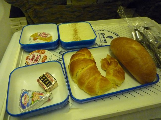 この便は、エコノミークラスの席がとれなかったので、少しだけ値段の高いビジネスクラスを利用。たった1時間のフライトなのに、朝食が提供されました。飛行機はB737だったのですが、とにかく古いし、汚い！驚いたことに、垂直尾翼にエジプト航空のロゴが入っていなく、トイレも今まで見たことがないくらい不衛生なものでした。おそらく、トイレの清掃はしていないと思われます。。。座席もリクライニングが壊れているのか、何も操作をしていないのに、もたれかかるだけで背もたれが倒れていました。