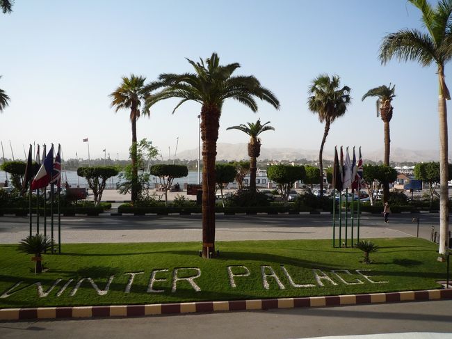 無事にルクソール空港に到着した後、タクシーでホテルへ。カイロもルクソールもタクシーは全く明朗会計ではなく、毎回毎回交渉しなければいけません。タクシーの運転手も、ほとんど英語が話せないので、ちゃんと正しい場所へ当初の料金で行ってくれるか、神経をすり減らします。<br />ホテルはウィンターホテルの本館ではなく、パビリオンと呼ばれる同じ敷地内の格が下がる建物でした。部屋はけっこう古く、清掃も手抜き感が感じられます。アコーホテルグループなのですが、部屋はウィンターホテルのほうが、かなり良さそうでした。