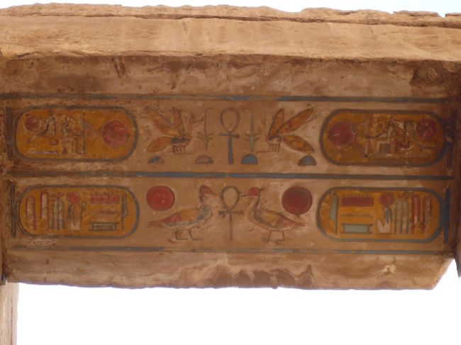 数千年前に建てられ、色づけされたものが、いまもこんな鮮やかに残っていることが奇跡のようです。