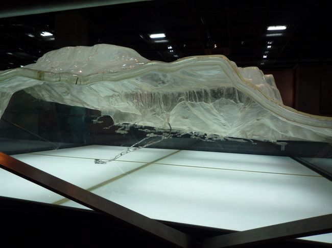 王家の谷にある墓の構造が、この模型でわかります。どの墓が一番深いか、どの墓が一番長いか・・・など。それにしても、すごい数の墓です。