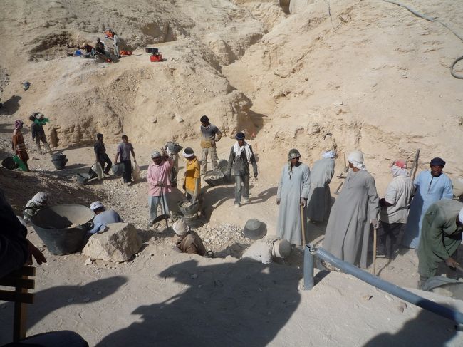 現在もいろいろはお墓で発掘作業が進行中。こちらは、カイロ大学のチームのようです。かなりの人海戦術。