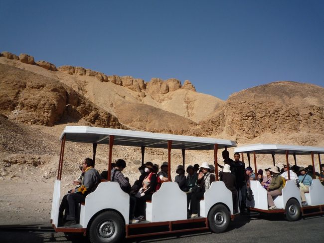 王家の谷は、入口から墓付近まで、電気自動車らしきトローリーで移動します。ここでも、お土産品を売りに近づいてくる人が大勢いました。