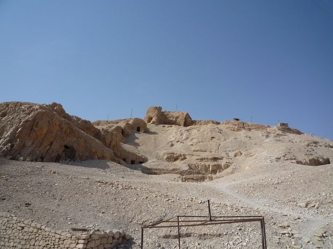 次は、団体旅行ではあまり行くことがない（らしい）貴族の墓へ。王の墓との違いなどの説明を受けてから内部へ入ると、王の墓よりもより鮮明な色彩が残った壁画が見ることができ、とても良かったです。（残念ながら、内部は撮影禁止）