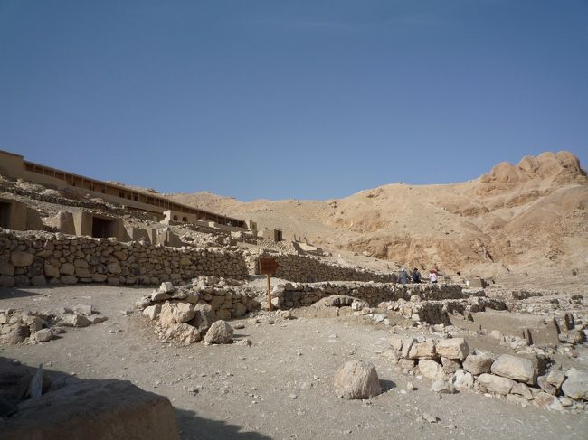 ディール・イル・マディーナと呼ばれる労働者の町。墓の盗掘を恐れた王が、墓の建設に従事する労働者とその家族を数百年に渡って住まわせた居住区。職業は息子に引き継がれていったそうです。<br />こちらの労働者のお頭のお墓の内部では、当時の生活の様子が色鮮やかに描かれていて、規模は小さいものの、とても行って良かったと思った場所でした。（貴族の墓同様、内部は撮影禁止）