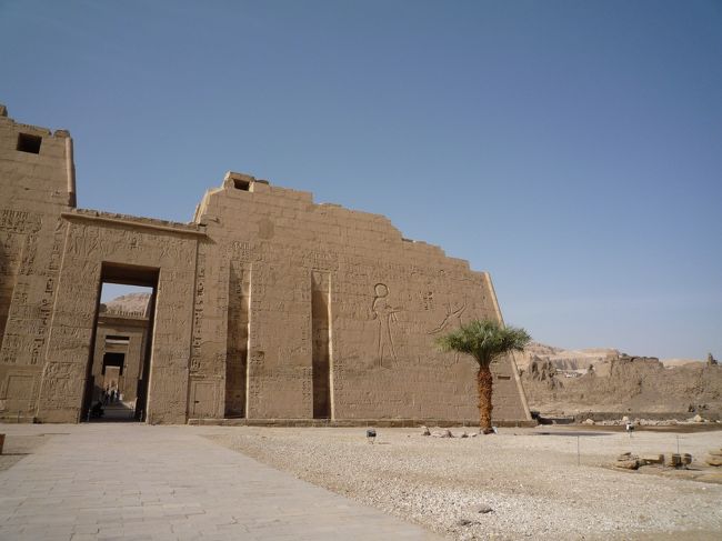 メディネトハブ（Medinet Habu)は、ラムセス3世の葬祭殿です。