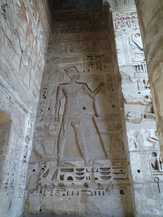 こちらの神殿は、後の王に削られてしまうことを恐れて、他の神殿よりも深めに彫られているのが特徴だとか。