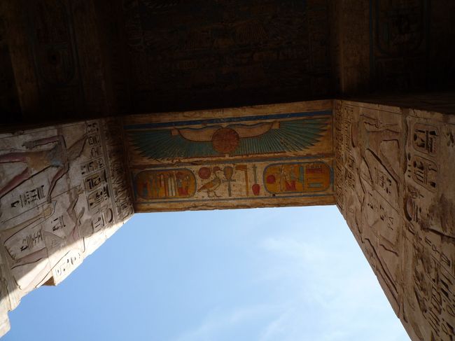 直接日光が当たらない天井部分は、特に鮮やかな色彩が今も残っているので、感動します。