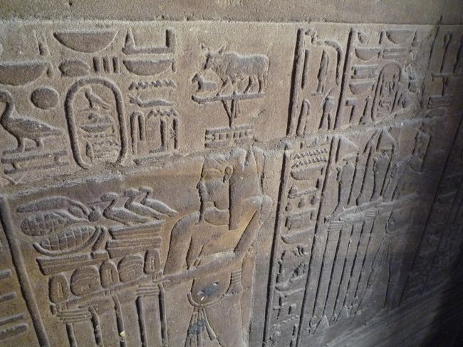 美しいレリーフ。ところどころ、鳩が住み着いていて、好き放題フンをしているのが気になります。悪い影響はないのでしょうか？<br />かと言って、屋外にあるこのスケールの大きい建物に鳩が近づかないようにする方法があるのか、わかりませんが。。。