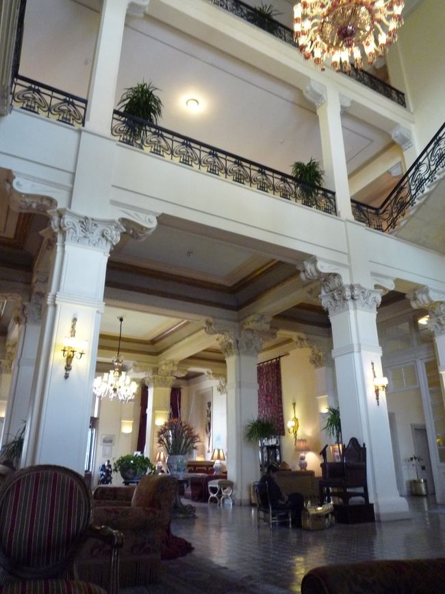 ウィンターホテル（本館）のロビーです。靴磨きの少年もいます。