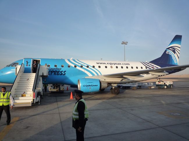 カイロへ戻る飛行機も、またあの古くて汚い飛行機かと思ったら・・・なんとブラジル・エンブレア社の新しい飛行機。中もきれいでした。