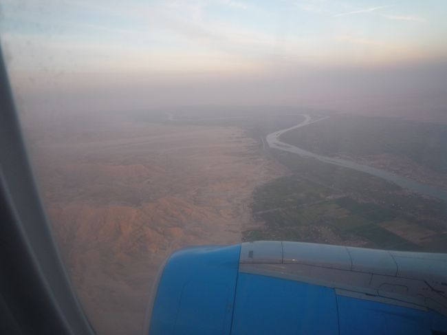 上空から見るルクソール。ナイル川の周辺は、緑が豊かなのがわかります。