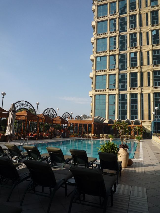 再び戻ったカイロのフォーシーズンズ。日中の気温は23度、朝夕は10度近く気温が下がります。プールはありますが、朝なので入っている人は誰もいません。