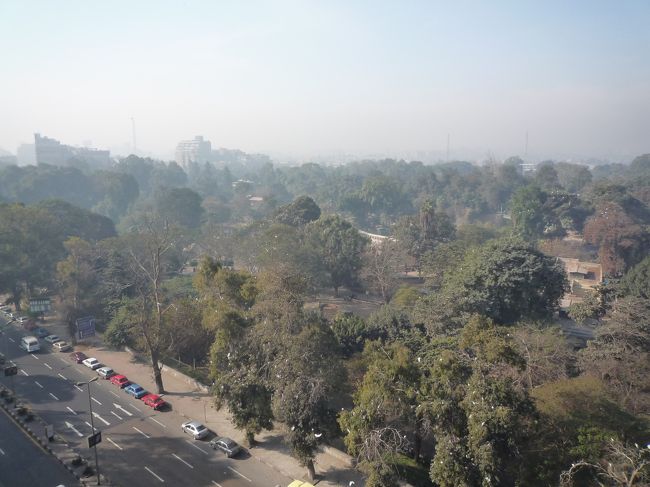 部屋から見える景色。すぐ目は、カイロ動物園。その奥に、ギザのピラミッドが見える・・・こともあるらしい。