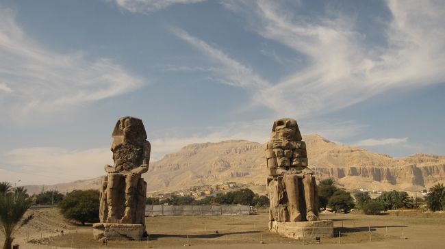 突然姿を現した王家の谷の手前にそびえる<br />「メムノンの巨像」<br />アメンヘテプ３世の像だそう。<br /><br />一時は葬祭殿建設の石材調達のため、<br />破壊されてしまったんだとか。<br />なんてことをするんだ。<br /><br />よかった。ここまで形が回復して。<br />