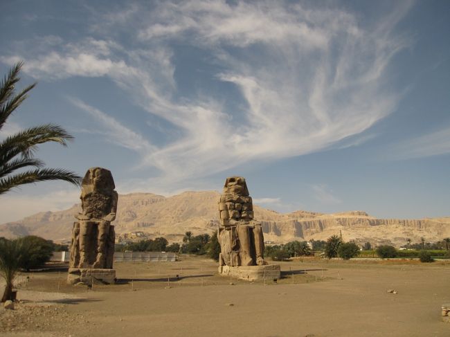 もうすでに空の模様が神秘的な雰囲気をかもしだしている。<br /><br />空まで遺跡を演出しているかのような、<br />そんなメムノンです。<br /><br /><br />はやる心を抑えきれずバスに乗り込む。
