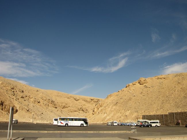 バス乗り場からして、王家の谷らしい、山肌。<br />いいぞおー