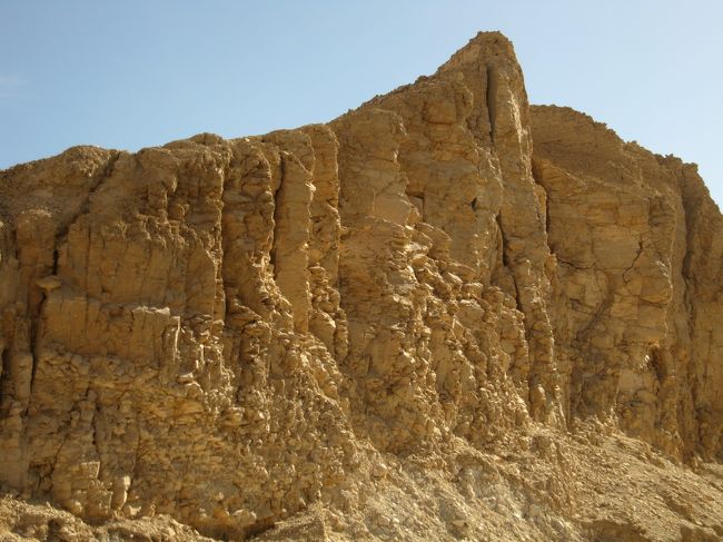 この岩肌。いいじゃないですかー！<br /><br />インディ・ジョーンズの映画で観た、あの感じ。<br /><br />そんな景色が広がっているのです…