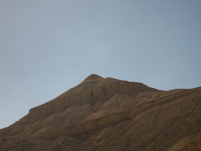あれは年末のエジプトスペシャルで見た、ピラミッド型の山ではないのかい？！