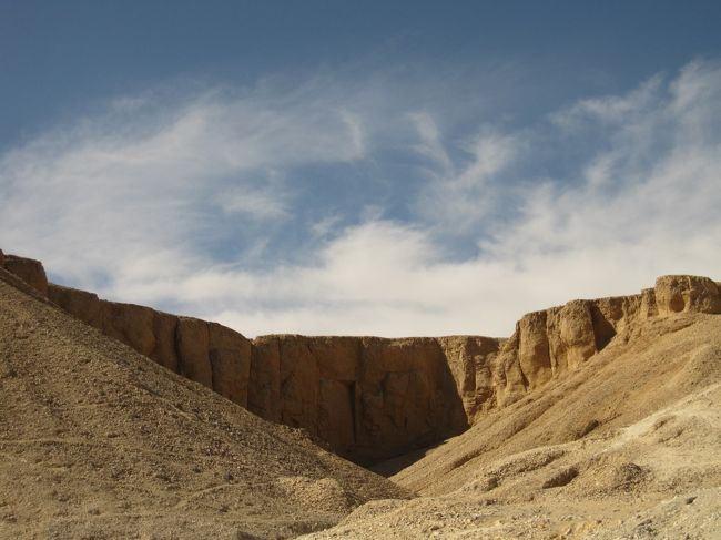 空と谷とのコントラスト。<br />ステキ。