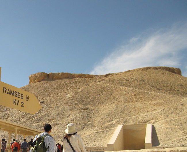 まずはラムセス４世のお墓へ。<br /><br />王家の谷で最も大きいそうだ。<br />どのお墓の中も撮影禁止なのが本当に残念！！<br />中の壁画は、当時の色が鮮やかに残っていた…！