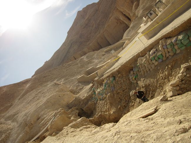 ん？！<br />こ、これは、今、ツタンカーメン墓の横で、発掘が繰り広げられているという、ザヒさんチームの現場だー！！<br /><br />思わずザヒさんを探すが、テンガロン・ハットの作業員のお兄さんが一人居るのみ。