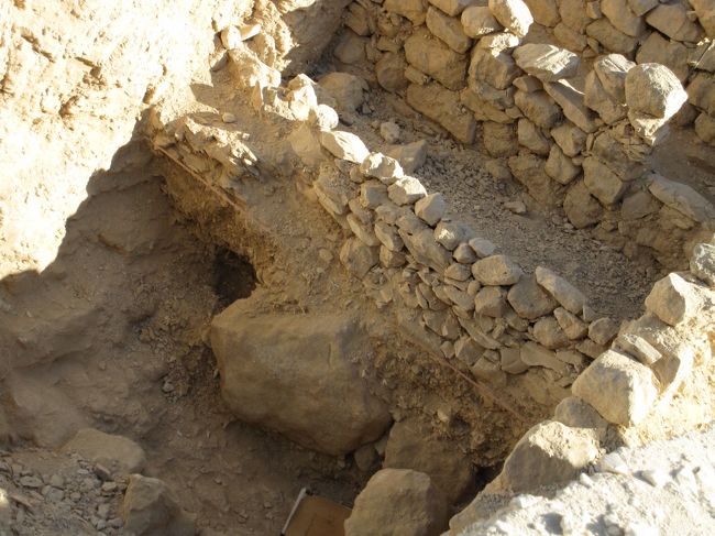 ツタンカーメンの墓まわりには、続々、家族のお墓が見つかっているという。<br />ここにも眠っているのだろうか。<br />いつか発見のニュースを聞けるといいなー。<br /><br />※後で調べたところによると、<br />ツタンカーメンの義母「ネフェルティティ王妃」のお墓の発掘調査だそう。