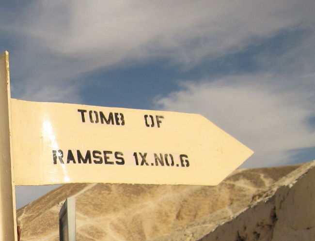ラムセス９世のお墓。<br /><br />中は急な坂になっており、お墓の中で一番暑い。<br /><br />壁画はお墓によって特徴があり、<br />見ていて本当に楽しく興味深い。