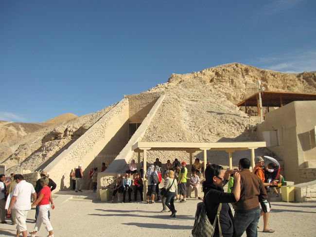 ツタンカーメンのお墓の他に、３つをまわったのだけど、最後は急ぎ足になってしまい、外の写真を何枚か撮り損ねてしまった。