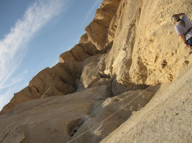 ロープが張られている先には<br />お墓かな？修復中なんだろうか？