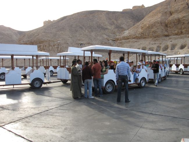 帰りもカートに乗る。<br /><br />走ってしばらくすると、<br />物売りの人が置物を手に持って買ってくれと言ってきた。<br />「ノーセンキュー」と言っているのに<br />走っているカートに急に飛び乗ってきた！<br /><br />せっかく最後の景色を楽しみたいのに、<br />横に座られ、その上ずっと見られている…<br />気まずいので違う方向の景色ばっかり見る。<br /><br />おいおい、まいったなあ。と思っていると、<br />カート降り場の先に、土産物屋通りが。<br />さっきの人は自分の店に速攻で消えていった。<br /><br />売りたかったのもあるけど、普通にカートで移動したかっただけなんだね…。<br />